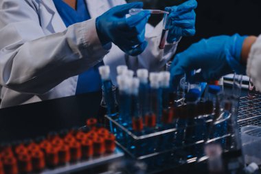 Laboratuvarda çalışan bilim adamı.