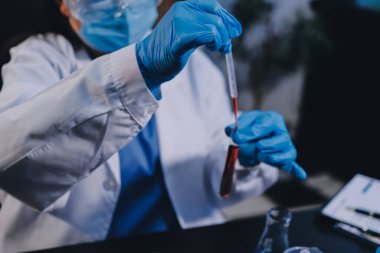 Laboratuvarda çalışan bilim adamı.