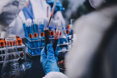 Laboratuvarda çalışan bilim adamı.