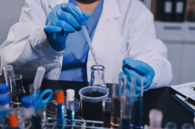 Laboratuvarda çalışan bilim adamı.