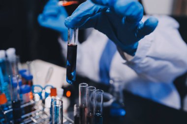 Laboratuvarda çalışan bilim adamı.