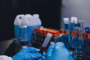 Laboratuvarda çalışan bilim adamı.