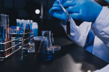 Laboratuvarda çalışan bilim adamı.