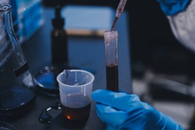 Laboratuvarda çalışan bilim adamı.