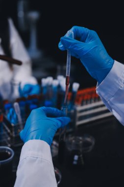 Laboratuvarda çalışan bilim adamı.