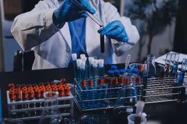 Laboratuvarda çalışan bilim adamı.