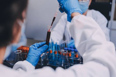 Laboratuvarda çalışan bilim adamı.