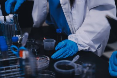 Laboratuvarda çalışan bilim adamı.