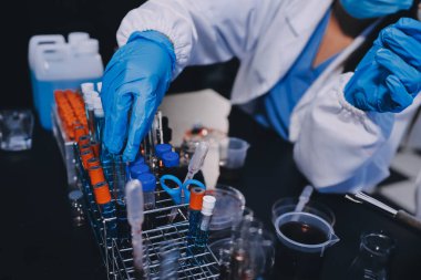 Laboratuvarda çalışan bilim adamı.