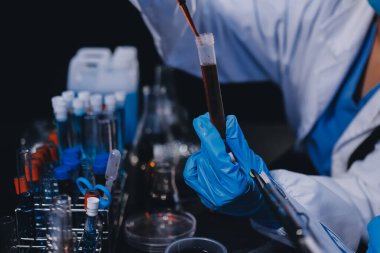 Laboratuvarda çalışan bilim adamı.