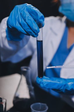 Laboratuvarda çalışan bilim adamı.