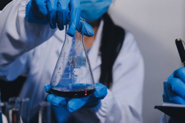 Laboratuvarda çalışan bilim adamı.