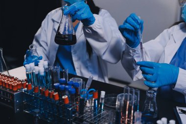 Laboratuvarda çalışan bilim adamı.