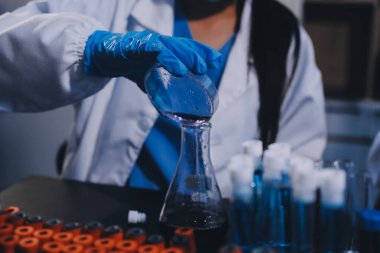 Laboratuvarda çalışan bilim adamı.