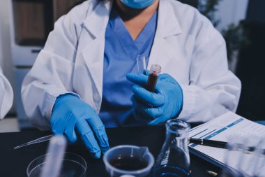 Laboratuvarda çalışan bilim adamı.