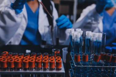 Laboratuvarda çalışan bilim adamı.