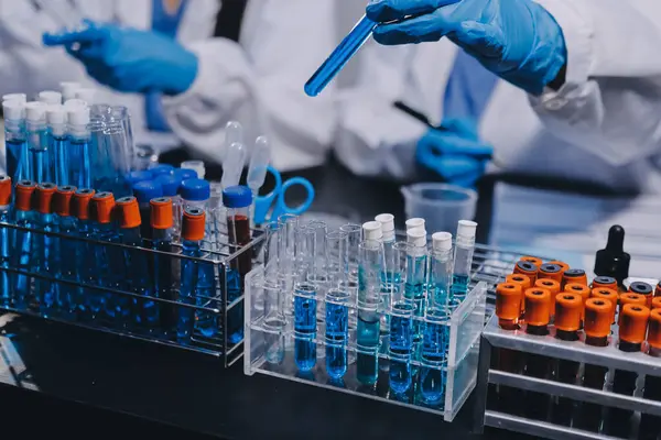 Laboratuvarda çalışan bilim adamı.