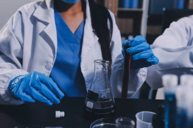 Laboratuvarda çalışan bilim adamı.