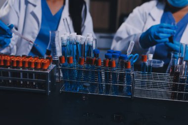 Laboratuvarda çalışan bilim adamı.