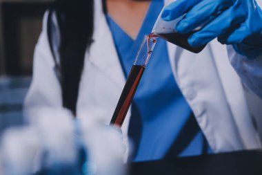 Laboratuvarda çalışan bilim adamı.