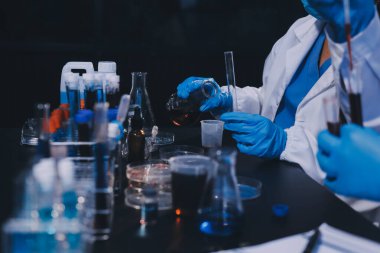 Laboratuvarda çalışan bilim adamı.