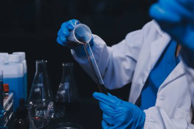 Laboratuvarda çalışan bilim adamı.