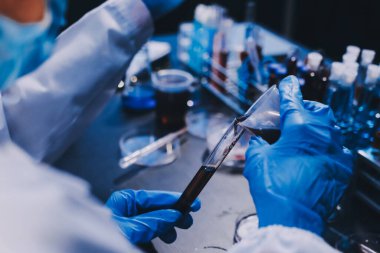 Laboratuvarda çalışan bilim adamı.