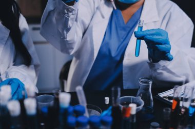 Laboratuvarda çalışan bilim adamı.