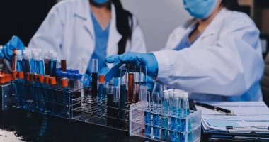 Laboratuvarda çalışan bilim adamı.