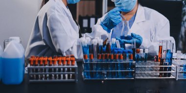 Laboratuvarda çalışan bilim adamı.