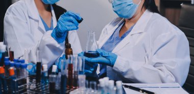 Laboratuvarda çalışan bilim adamı.