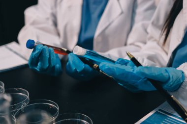 Laboratuvarda çalışan bilim adamı.