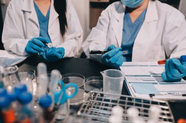 Laboratuvarda çalışan bilim adamı.