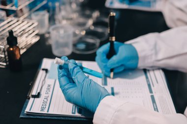 Laboratuvarda çalışan bilim adamı.