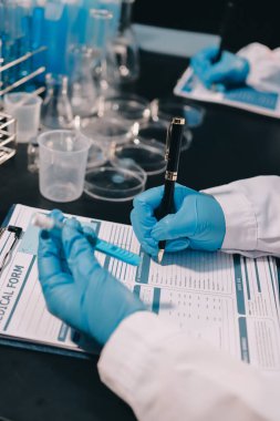 Laboratuvarda çalışan bilim adamı.