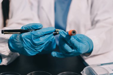 Laboratuvarda çalışan bilim adamı.