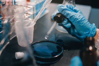 Laboratuvarda çalışan bilim adamı.