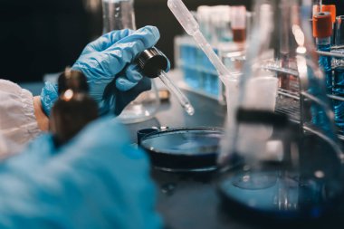 Laboratuvarda çalışan bilim adamı.