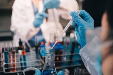 Laboratuvarda çalışan bilim adamı.