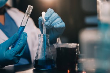 Laboratuvarda çalışan bilim adamı.