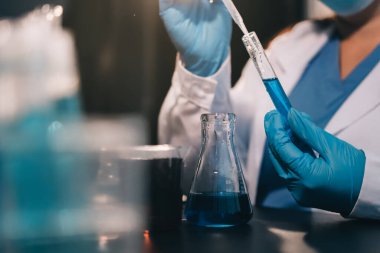 Laboratuvarda çalışan bilim adamı.