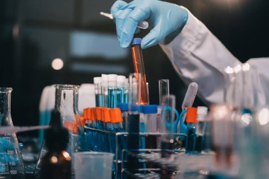 Laboratuvarda çalışan bilim adamı.