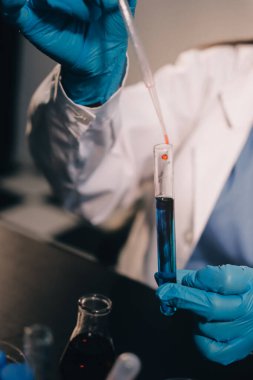 Laboratuvarda çalışan bilim adamı.