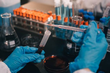 Laboratuvarda çalışan bilim adamı.