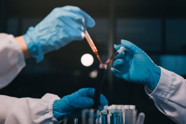 Laboratuvarda çalışan bilim adamı.