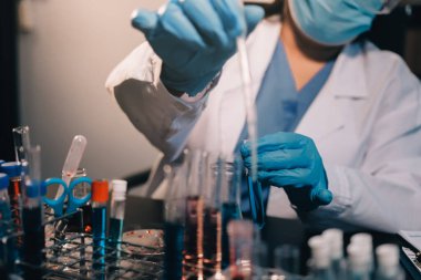 Laboratuvarda çalışan bilim adamı.