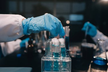 Laboratuvarda çalışan bilim adamı.