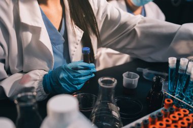 Laboratuvarda çalışan bilim adamı.