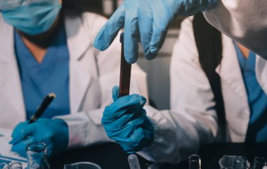 Laboratuvarda çalışan bilim adamı.