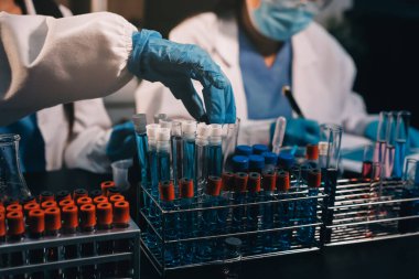 Laboratuvarda çalışan bilim adamı.